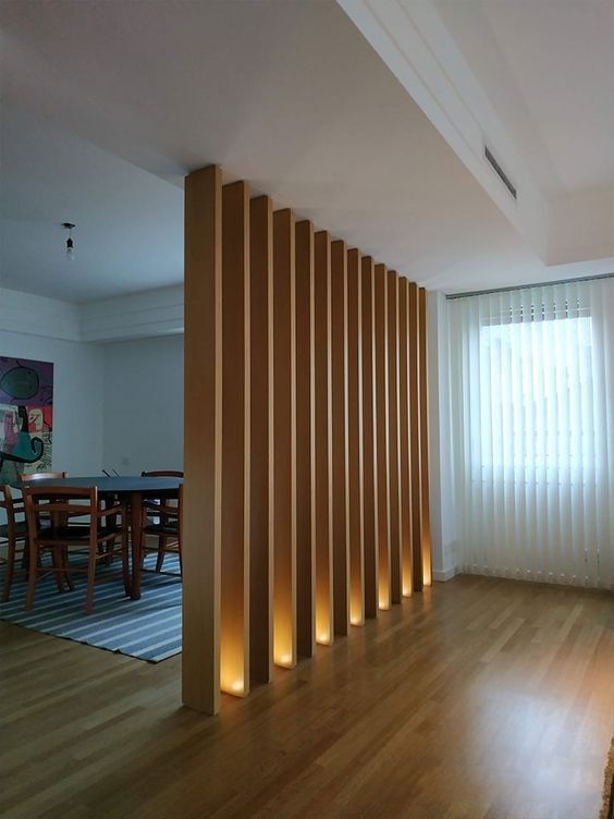 پارتیشن‌ چوبی مدرن با نورپردازی مخفی